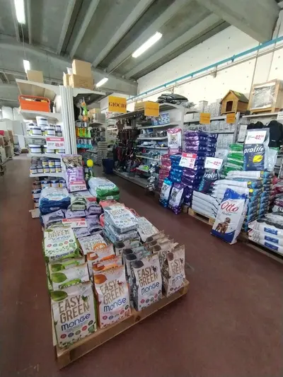 Sacchi di cibo per cani e gatti esposti nel reparto pet shop di Green Service Oulx
