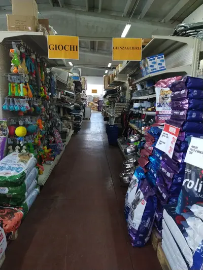 Corridoio del pet shop con scaffali di giochi per cani e gatti da Green Service Oulx