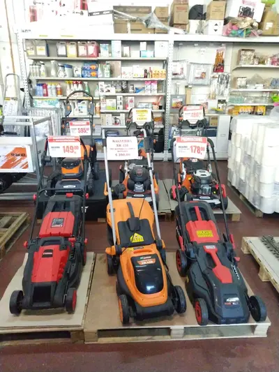 Rasaerba elettrici e a scoppio esposti in offerta nel reparto giardinaggio di Green Service Oulx