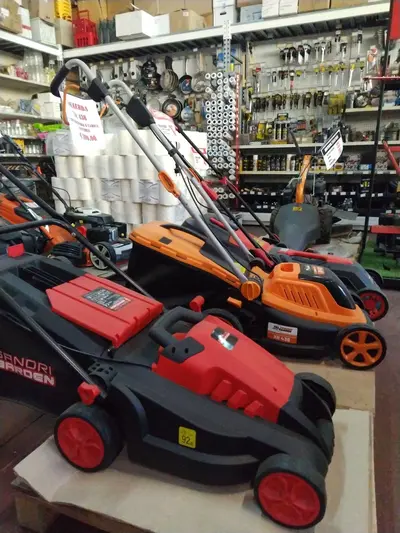 Rasaerba a spinta allineati in esposizione nel reparto giardinaggio di Green Service Oulx